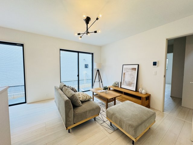 【居間・リビング】 | 松戸市八ケ崎３丁目新築戸建【八ヶ崎第二小学校：4分】 | 15帖リビングダイニングキッチン