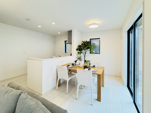 松戸市八ケ崎３丁目新築戸建【八ヶ崎第二小学校：4分】の居間・リビング|15帖リビングダイニングキッチン