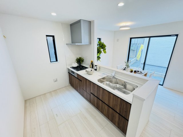【キッチン】 | 松戸市八ケ崎３丁目新築戸建【八ヶ崎第二小学校：4分】 | お手入れしやすいレンジフード・シンクの水栓には浄水器がついてます！