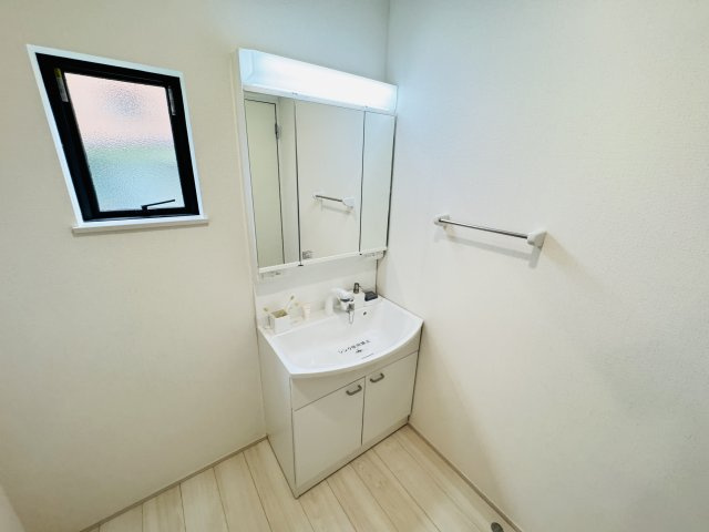 【独立洗面台】 | 松戸市八ケ崎３丁目新築戸建【八ヶ崎第二小学校：4分】 | シャワーヘッド付き三面鏡洗面化粧台