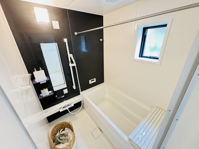 松戸市八ケ崎３丁目新築戸建【八ヶ崎第二小学校：4分】の浴室|手元で水流切り替えシャワーヘッド・足を伸ばせる広々浴槽で毎日リラックス♪