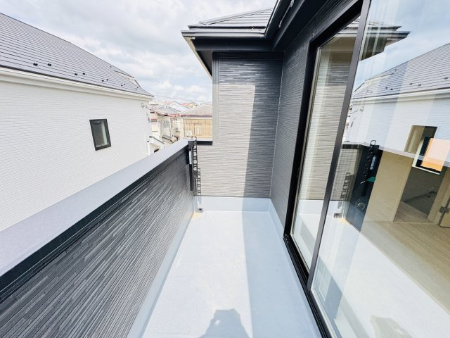 【バルコニー】 | 松戸市八ケ崎３丁目新築戸建【八ヶ崎第二小学校：4分】 | 寝室前南西向きバルコニー・日当たり良好♪