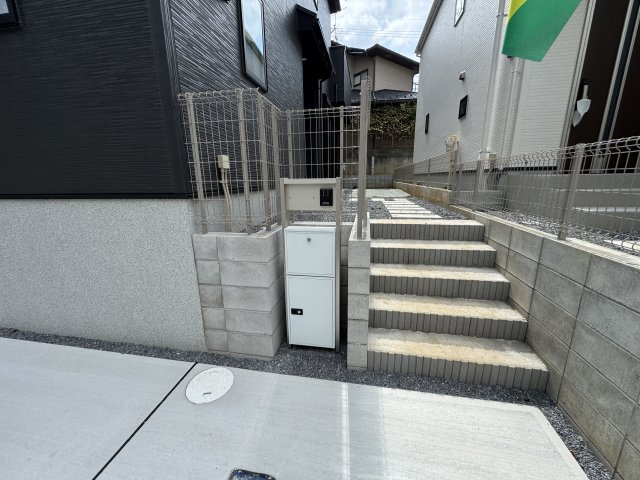 松戸市八ケ崎３丁目新築戸建【八ヶ崎第二小学校：4分】の防犯設備|インターホン・宅配ボックス完備