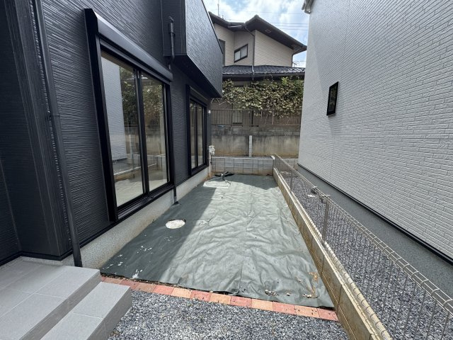 松戸市八ケ崎３丁目新築戸建【八ヶ崎第二小学校：4分】の庭|リビング前庭スペース