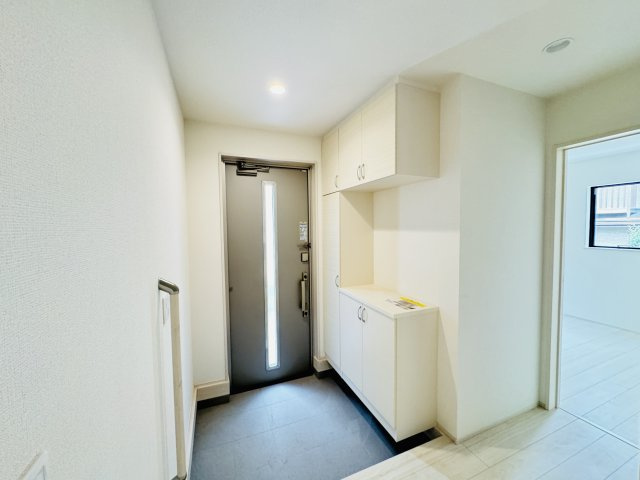 松戸市八ケ崎３丁目新築戸建【八ヶ崎第二小学校：4分】の玄関|玄関ホール・容量たっぷりシューズボックス