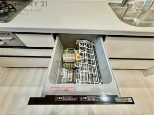 手洗いに比べて時間や労力を節約できることです。また、高温のお湯で洗浄されるため、雑菌や細菌を殺菌する効果もあります。さらに、乾燥機能があるため、手で拭く手間も省け衛生的に保管できます。
