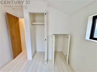 衣類やアクセサリー、小物類の収納が便利で整理整頓がしやすく、部屋の美観を保ちつつ、スペースを最大限に活用できます。衣服のしわやダメージを防ぎ、長持ちさせることができます。
