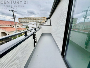 南向きバルコニーは日照が豊富で温暖な陽光を受けられ、植物の育成やリラックススペースとして活用可能です。洗濯物の乾燥が速く、快適な生活環境を提供。自然の光を取り込み、室内を明るくしてくれます。
