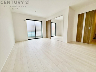 南に面したリビングには大きな窓が設置されており、明るい光が入ります。