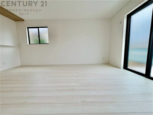 キッチン前のダイニングスペース　カウンターキッチンから料理の受け渡し等に便利です。ダイニングセットを置いても十分な広さを確保。
