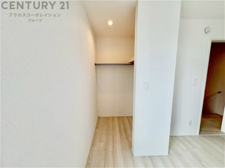 収納力が高く洋服や小物を整理しやすく、更衣室のように使え、部屋がすっきり保てます。収納の配置を自由に調整でき、換気性が良く防湿・防虫対策も可能。快適で機能的な生活空間を実現できます♪
