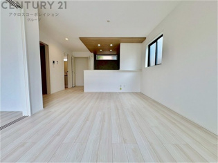 リビングダイニングは家族や友人とのコミュニケーションを楽しむ場所でくつろぎながら食事や会話を楽しめ、多目的に利用できリラックスできる空間です。家庭内の中心として機能し、快適な生活をサポートします。
