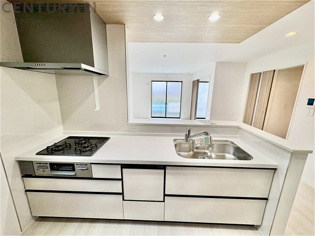 シンプルなデザインと使いやすさを兼ね備えた対面式システムキッチンは、効率的な作業スペースを提供し、家族やゲストとのコミュニケーションを促進します。
