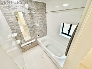 ユニットバスは省スペースでありながら、シンプルな設計と使いやすさを備え、簡便なメンテナンスが可能です。窓付きで換気にも便利です。またミラー・小物置き場もあり便利です。
