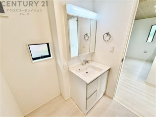 化粧品や洗顔料、歯ブラシなどの必需品をまとめて置ける収納スペースがあり、使用するたびに取り出す手間が省けます。また、水回りのため、濡れても大丈夫な素材が使用されており、お手入れが簡単です。
