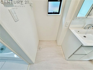 洗濯物の仕分け作業がしやすく、整理整頓が容易になります。洗濯音や湿気を他の部屋に持ち込まず、生活環境を快適に保ちます。上部を活用すれば収納スペースを確保でき洗剤や洗濯用品の整理もしやすくなります。
