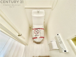 温水洗浄便座付トイレは温水洗浄機能により、暖かい水でおしりを洗浄することができ、冷たい水を使う従来の便座に比べ、温水洗浄機能で暖かいトイレを提供し、快適な使用を可能にします。
