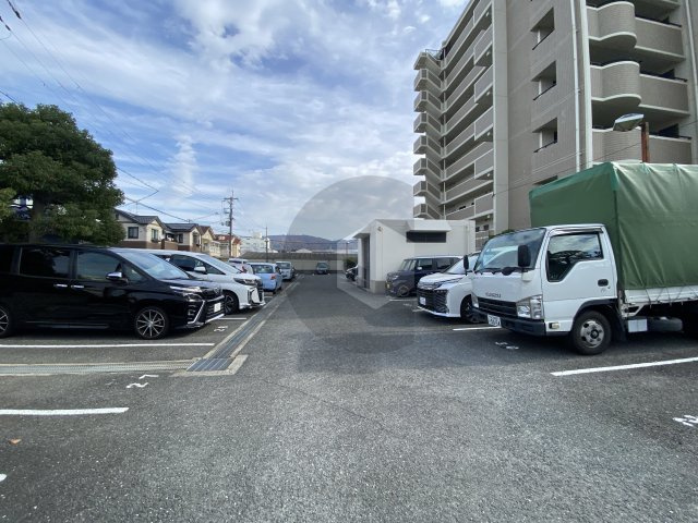 メゾン菱江の駐車場
