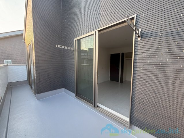 秦野市鶴巻南4期　新築戸建　全1棟1号棟のバルコニー