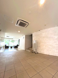 ロハス江坂のロビー|ゆとりのあるロビーです