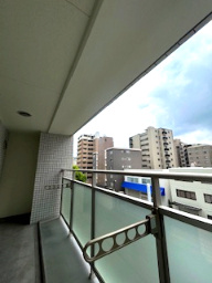 ロハス江坂のバルコニー|暖かな日差しのふりそそぐバルコニー