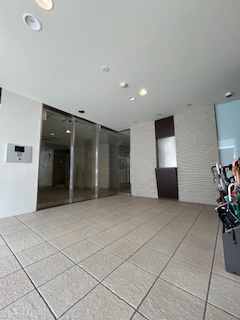 ロハス江坂のエントランス|ゆとりのあるエントランスです