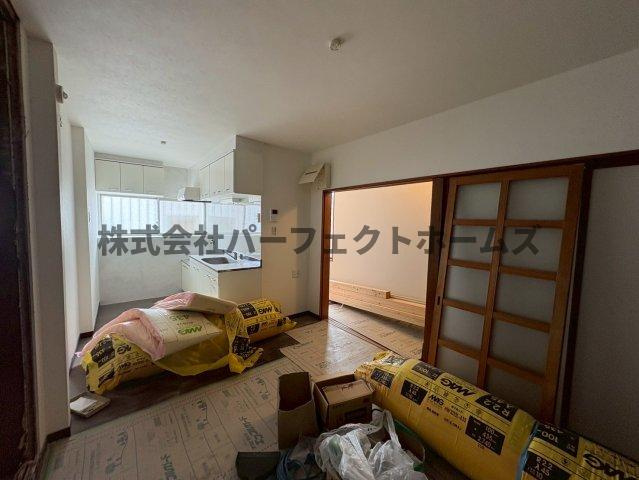 上島町テラスハウスの居間・リビング|使いやすい居間です