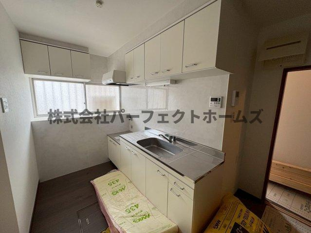 上島町テラスハウスのキッチン|コンパクトなキッチンで掃除もラクラク