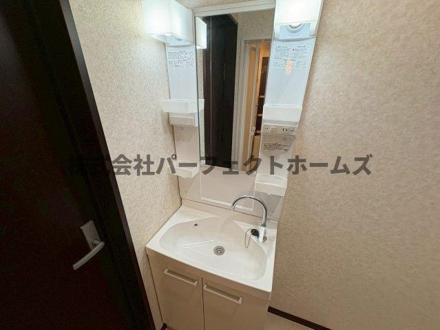 上島町テラスハウスの独立洗面台|朝の身支度には欠かせない独立洗面化粧台