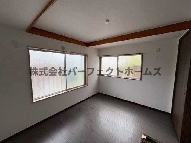 上島町テラスハウスの洋室|落ち着いた色調の洋室です