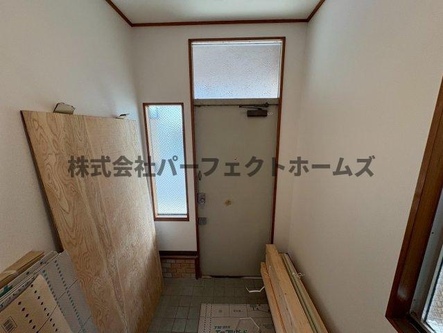 上島町テラスハウスの玄関|収納もある玄関です