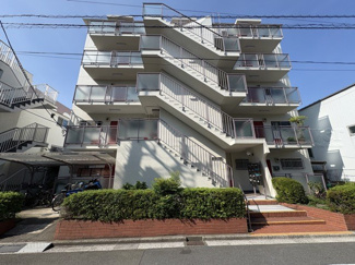 【外観】 | 青空によく映える建物です。手入れの行き届いた外壁やマンション正面エントランスなど、綺麗な姿をぜひ一度、現地にてご覧ください。～即日のご見学可能～　お問合せはお気軽にどうぞ。
