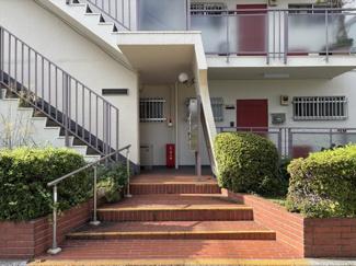 【エントランス】 | マンションの正面エントランス。出入りする人間を癒してくれるマンション入り口であり、その建物の「顔」でもあります。～即日のご見学可能～　お問合せはお気軽にどうぞ。
