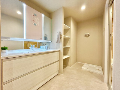 【脱衣所】 | 洗面室にはシェルフがあるのでタオルなどの収納に便利です！ワイド洗面台は収納付きの三面鏡なので毎日の身支度が広々快適にできます！