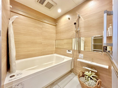 【浴室】 | 4面木目調のオシャレなお風呂で日々の疲れを癒すことができます！
