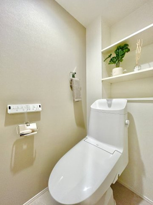 【トイレ】 | 収納棚付きのトイレなのでトイレットペーパーなどが収納できます！