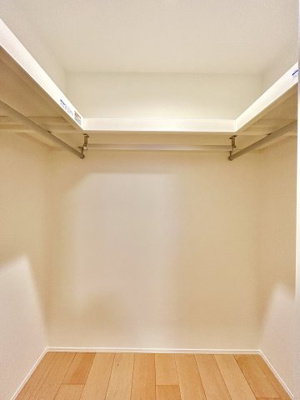 【収納】 | 約7.2帖洋室にはウォークインクローゼットがあるのでたくさんの洋服や大きな荷物が収納できます！