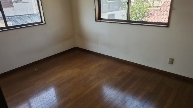 山一ハイツの洋室