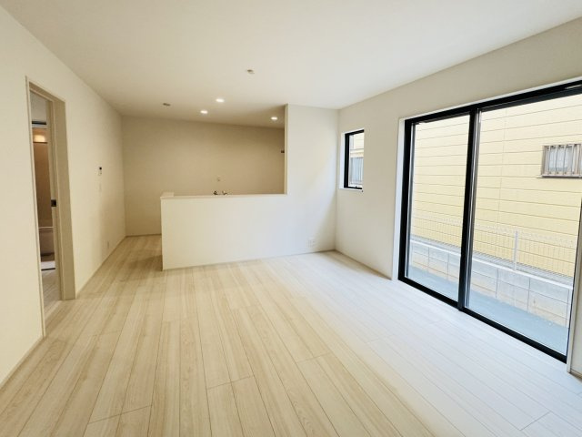 【居間・リビング】 | 松戸市八ケ崎３丁目新築戸建【八ヶ崎第二小学校：4分】 | 16帖リビングダイニングキッチン