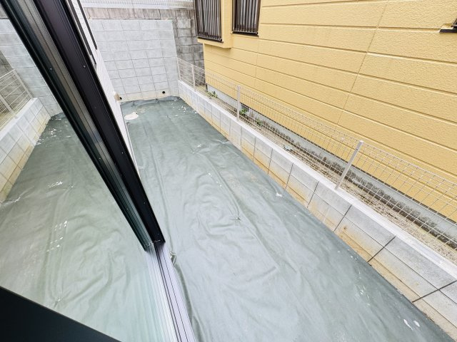 【庭】 | 松戸市八ケ崎３丁目新築戸建【八ヶ崎第二小学校：4分】 | リビング前南西側庭スペース