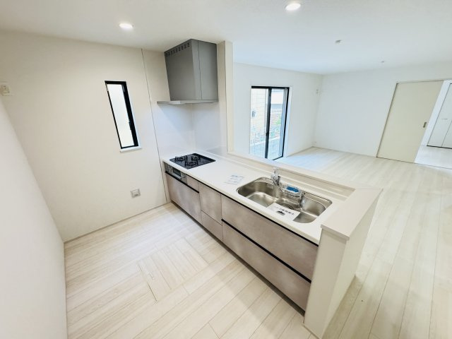 【その他】 | 松戸市八ケ崎３丁目新築戸建【八ヶ崎第二小学校：4分】 | お手入れしやすいレンジフード・シンクの水栓には浄水器がついてます！