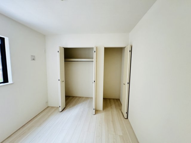 松戸市八ケ崎３丁目新築戸建【八ヶ崎第二小学校：4分】の収納|1F4.5帖洋室収納・クローゼット２つでたっぷり収納♪