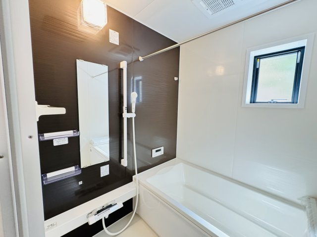 【浴室】 | 松戸市八ケ崎３丁目新築戸建【八ヶ崎第二小学校：4分】 | スライド式シャワーホルダー・手元で水流切り替えシャワーヘッド