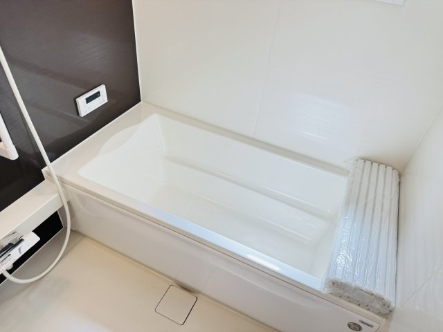 【浴室】 | 松戸市八ケ崎３丁目新築戸建【八ヶ崎第二小学校：4分】 | 足を伸ばせる広々浴槽で毎日リラックス♪