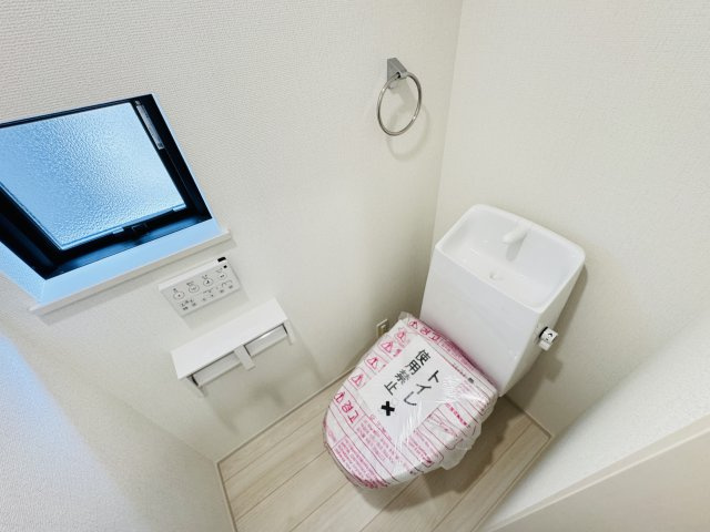 松戸市八ケ崎３丁目新築戸建【八ヶ崎第二小学校：4分】のトイレ|温水洗浄暖房便座つきトイレ