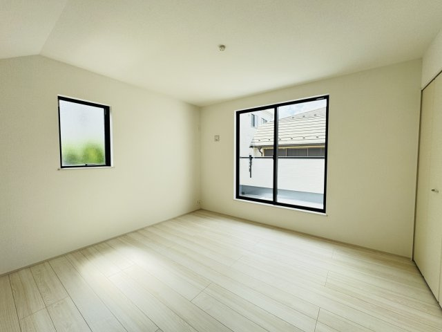 松戸市八ケ崎３丁目新築戸建【八ヶ崎第二小学校：4分】の寝室|8帖寝室・南西側バルコニー前の明るいお部屋です♪