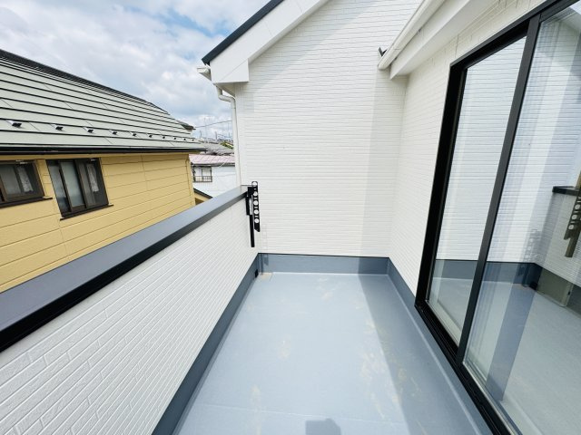 松戸市八ケ崎３丁目新築戸建【八ヶ崎第二小学校：4分】のバルコニー|寝室前南西向きルーフバルコニー・日当たり良好♪