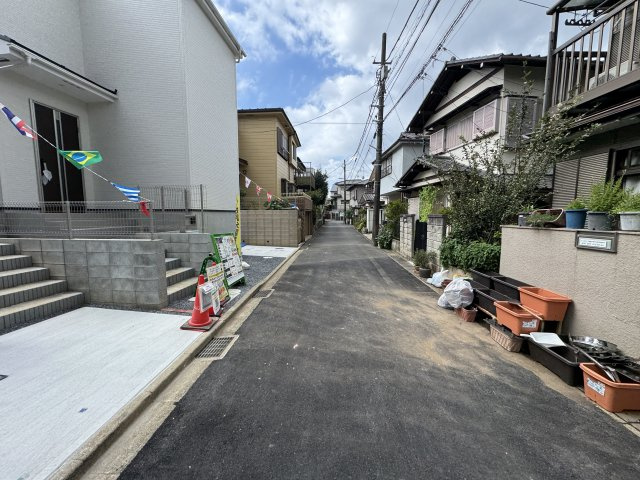 松戸市八ケ崎３丁目新築戸建【八ヶ崎第二小学校：4分】の前面道路含む現地写真|北西側前面道路