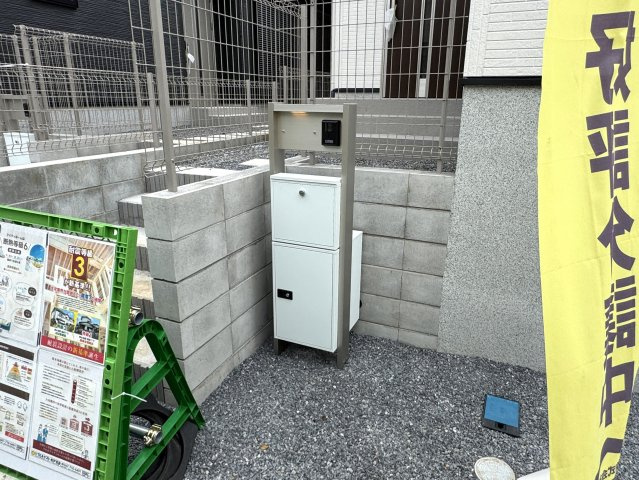 松戸市八ケ崎３丁目新築戸建【八ヶ崎第二小学校：4分】の防犯設備|インターホン・宅配ボックス完備