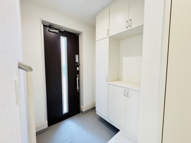 【玄関】 | 松戸市八ケ崎３丁目新築戸建【八ヶ崎第二小学校：4分】 | リビング前庭スペース